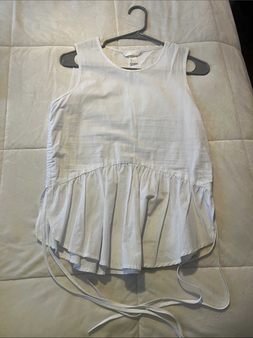 H&M White Round-Neck Sleeveless Top